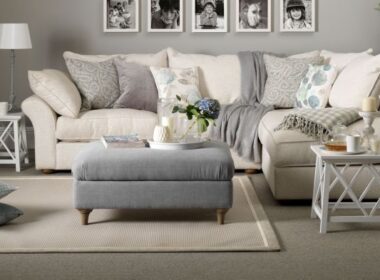 How to decorate apartment living room with carpet